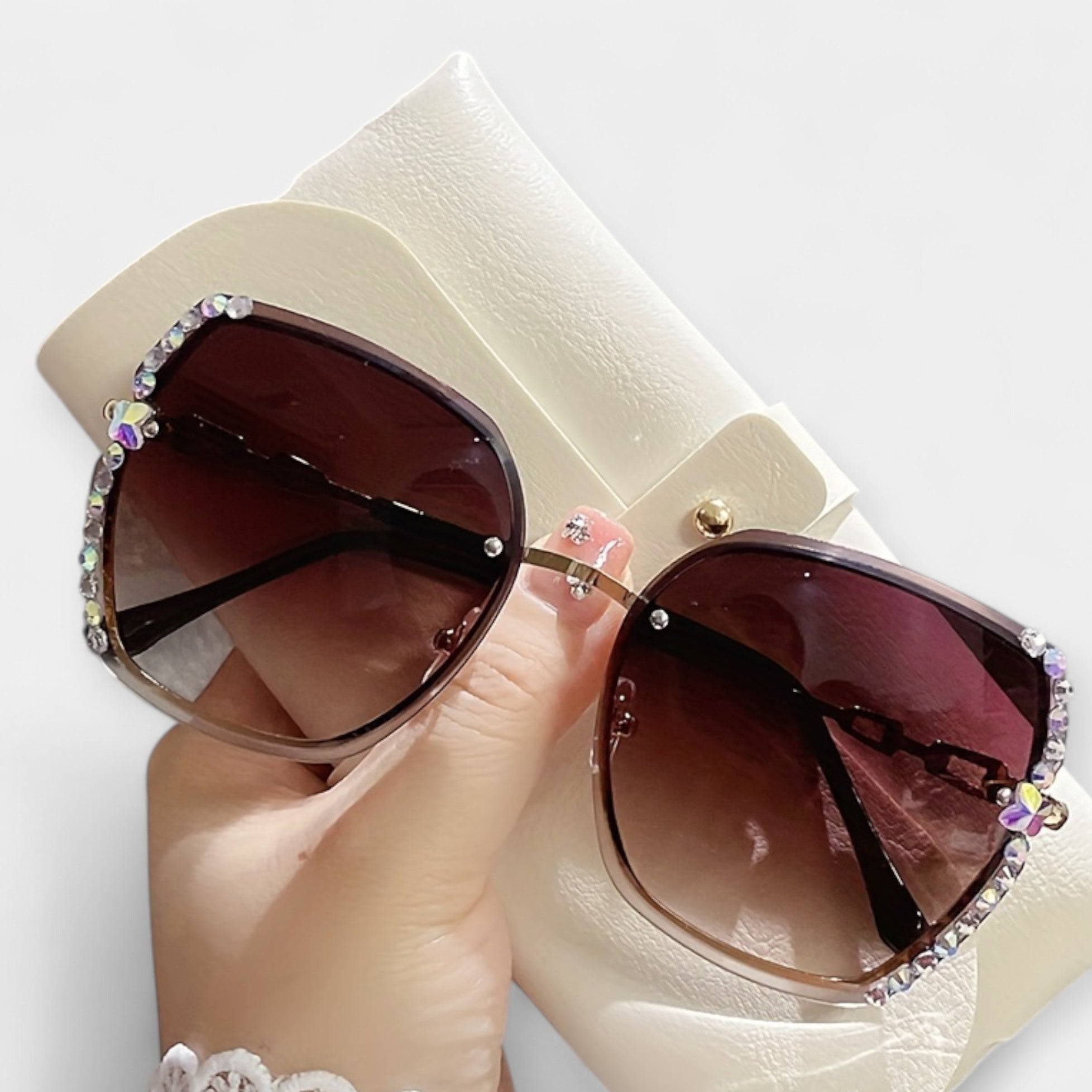 Estera | Sievišķīga elegance ar metāla rāmi